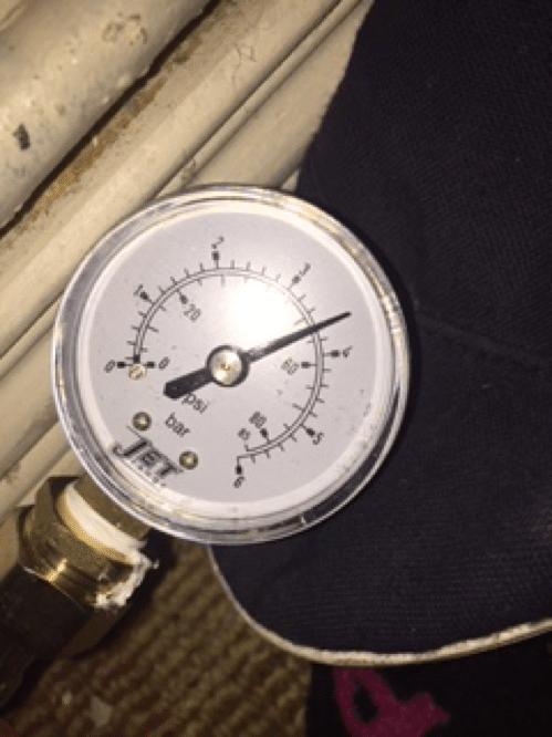 Pressure gauge for detecting leaks