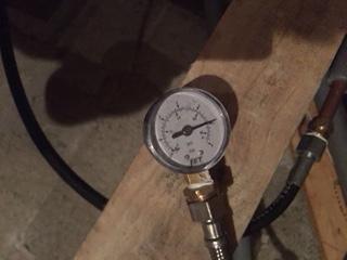 Leak pressure gauge